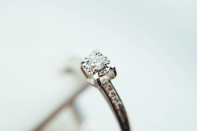 Die Schönheit enthüllen: Die Kunst individueller Verlobungsringe mit Diamanten post thumbnail image